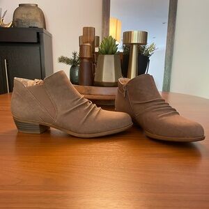 Lifestride tan western bootie size 8 wide.